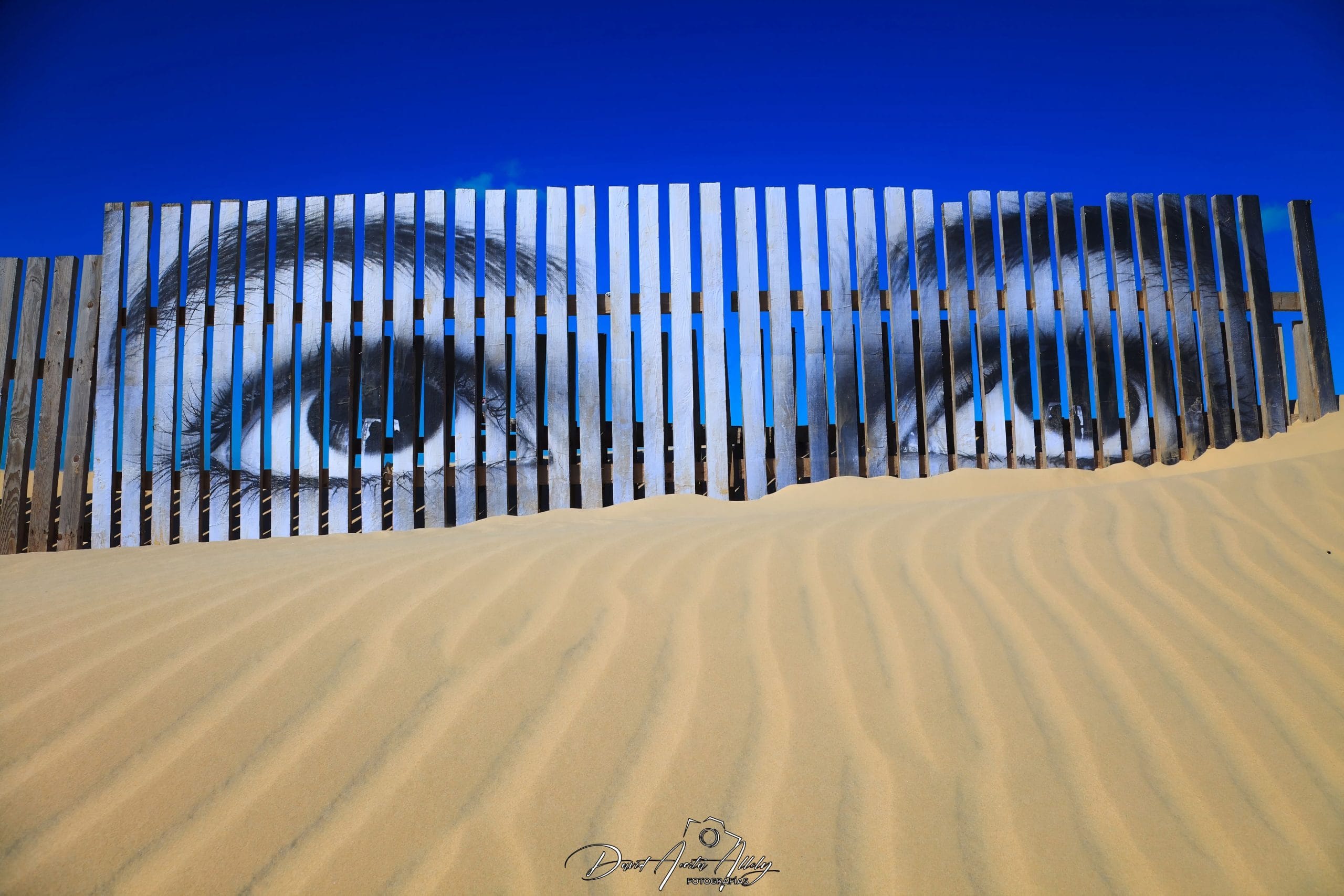Ojos sobre la duna de Cortadura, Cádiz, Spain