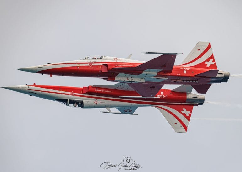 Patrulla Suiza haciendo el espejo