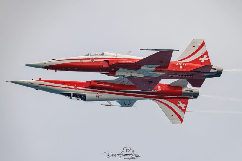 Patrulla Suiza haciendo el espejo